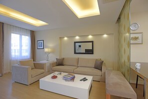 Apartemen Superior, 2 kamar tidur | Ruang keluarga | TV LCD dan pemutar DVD