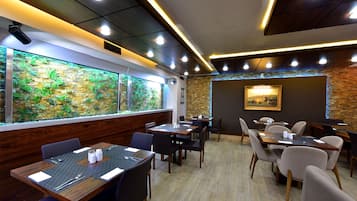 Tägliches kontinentales Frühstück (15 EUR pro Person)