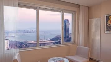 Departamento Deluxe, 2 habitaciones, vista al mar (Bosphorus) | Área de sala de estar | Televisión LCD y reproductor de DVD