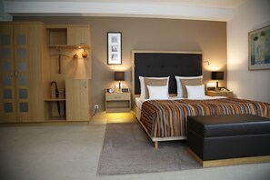 Hypo-allergenic bedding, in-room safe, desk, laptop workspace