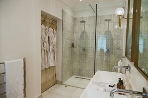 Honeymoon Suite | Bathroom | Free toiletries, hair dryer, towels - Auberge Clermont (Franschhoek)