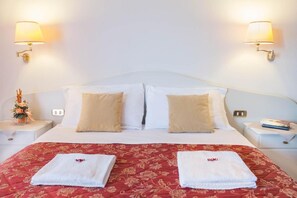 1 makuuhuone, untuvapeitot, tallelokero huoneessa, työpöytä