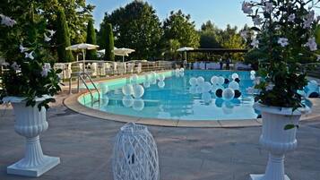 Outdoor pool, pool loungers