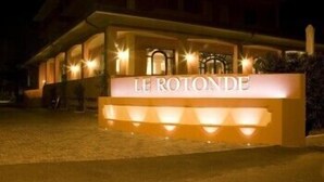 Entrada de hotel com sinalização iluminada que diz "LE ROTONDE".