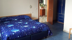 Dreibettzimmer | Schreibtisch, schallisolierte Zimmer, Bügeleisen/Bügelbrett