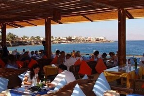 حيث تُقدم وجبات الإفطار، الغداء، العشاء، إطلالات على الشاطئ