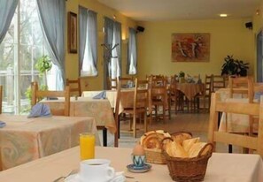 Bữa sáng buffet hàng ngày (10 EUR/mỗi người)