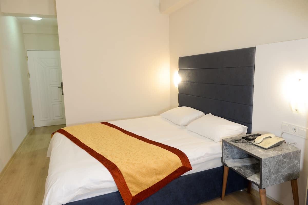 Ropa de cama de alta calidad, artículos del minibar gratis y escritorio