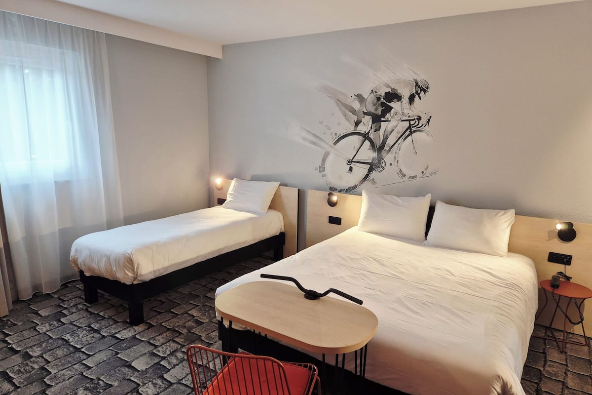 Dreibettzimmer | Schreibtisch, kostenloses WLAN, BettwÀsche
