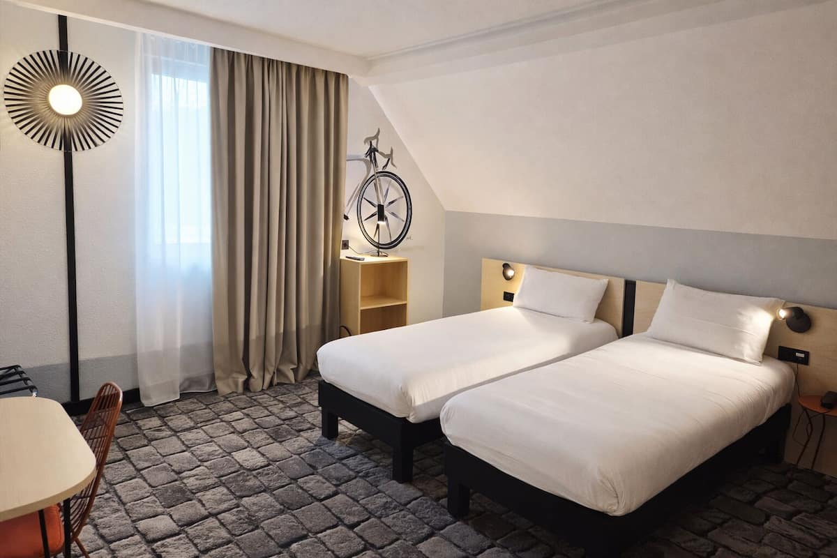 Escritorio, espacio para trabajar con laptop y cuna de viaje