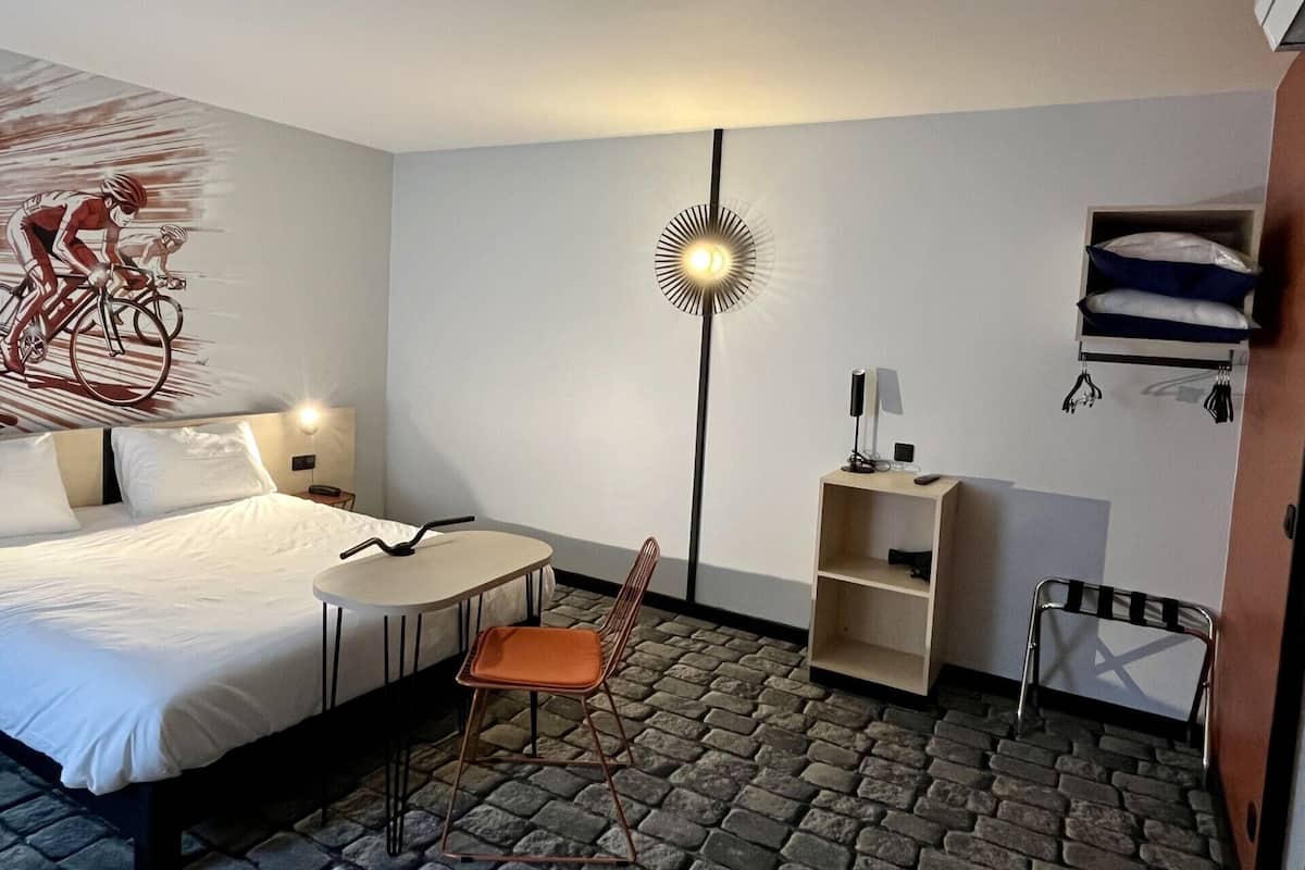 Escritorio, espacio para trabajar con laptop y cuna de viaje