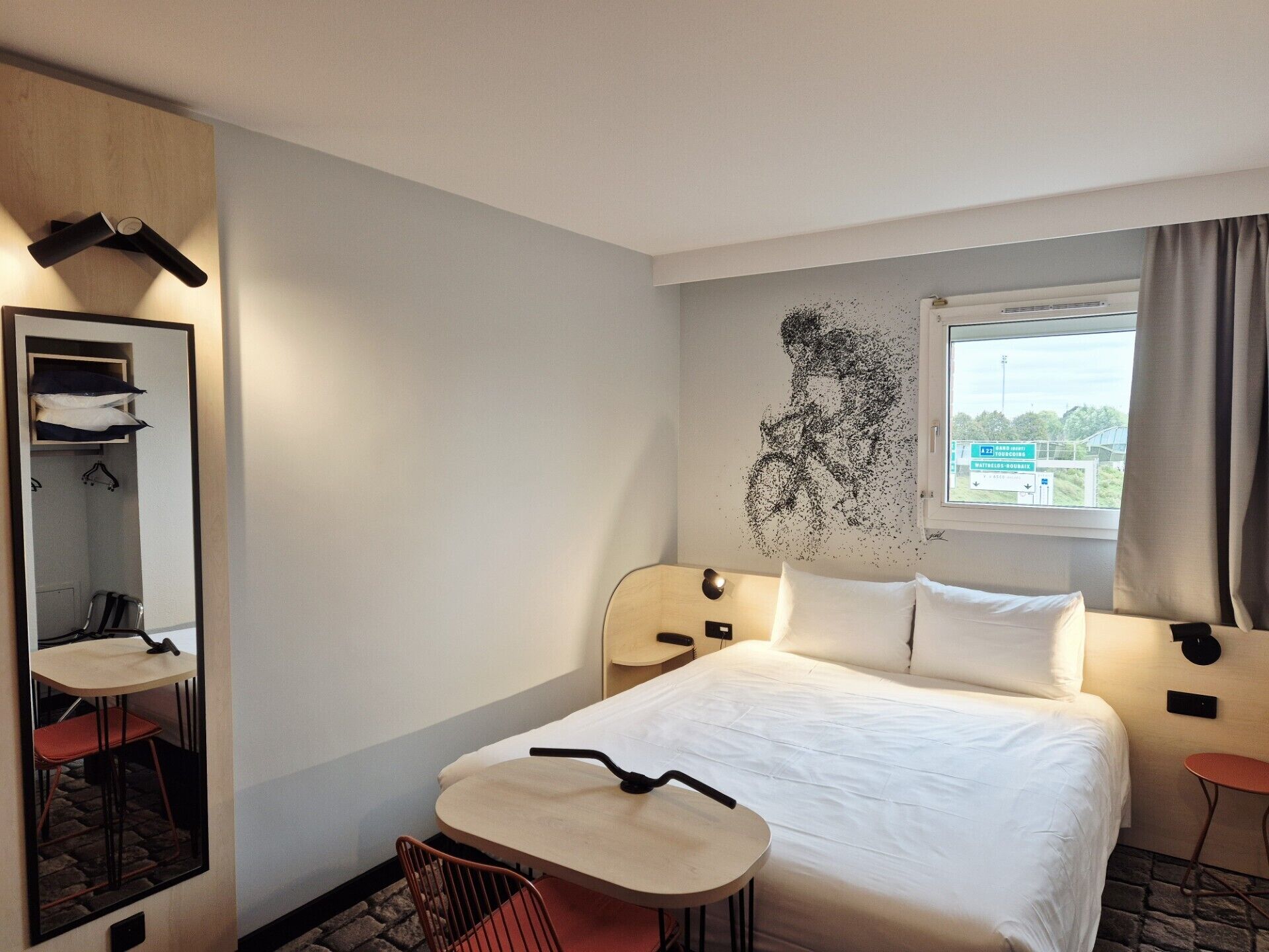 standard double room - non smoking - street side | desk, free wifi, bed sheets