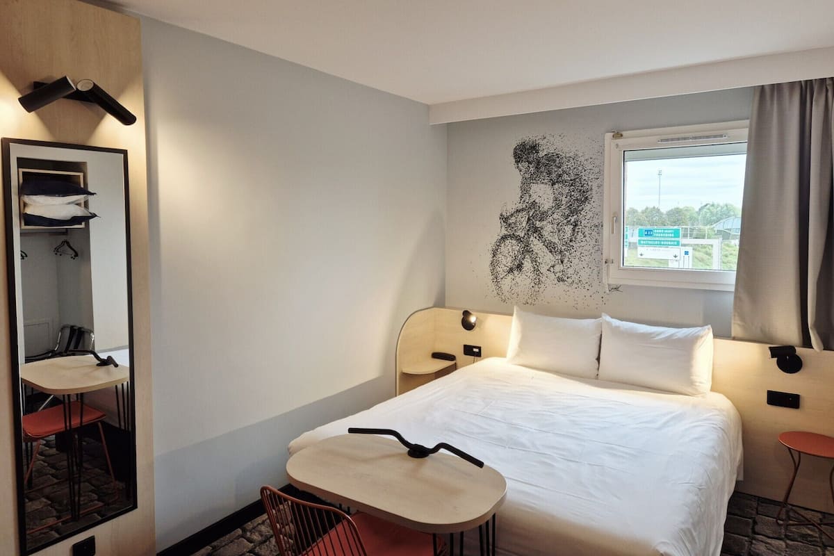 Escritorio, espacio para trabajar con laptop y cuna de viaje