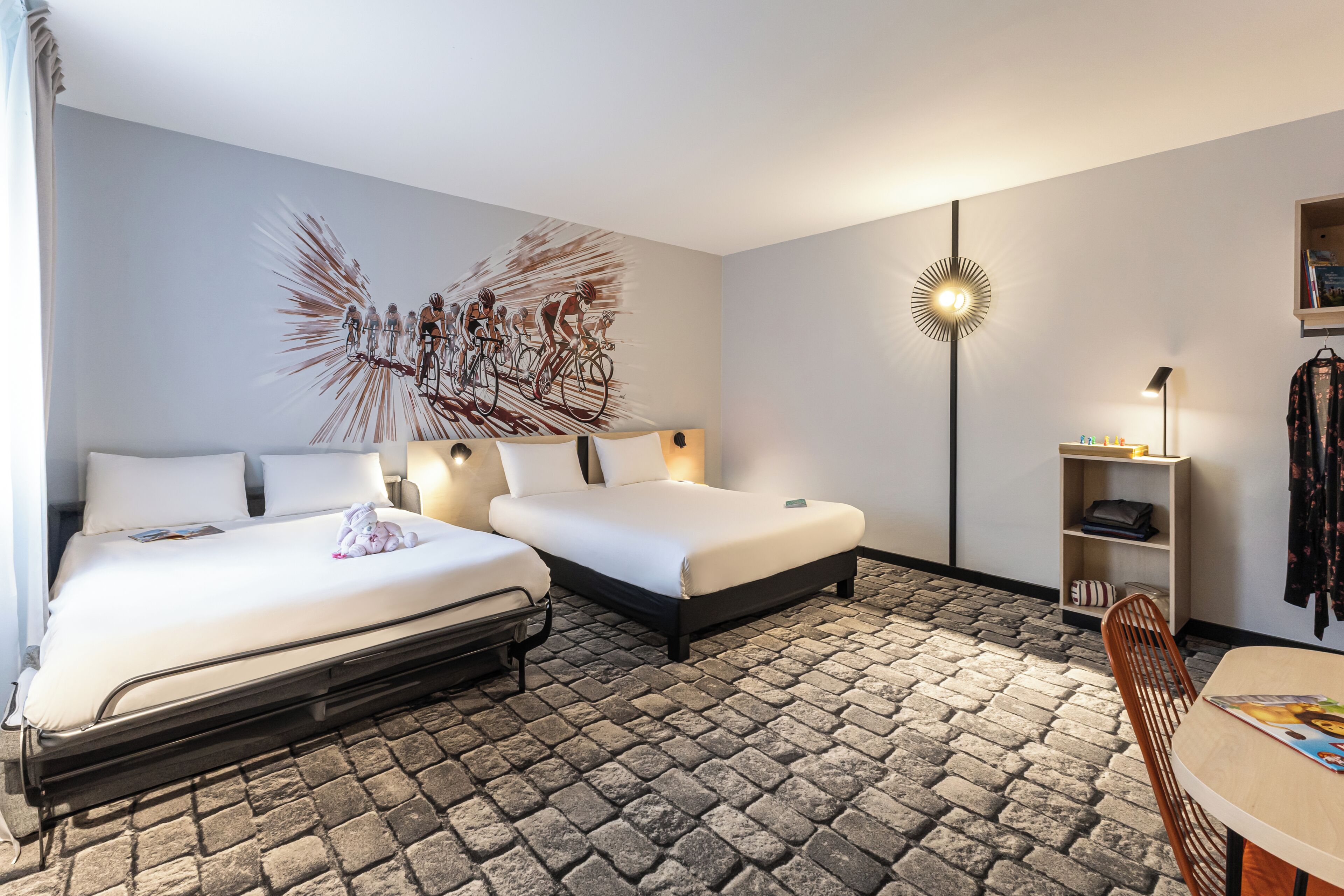 Familienzimmer, 1 Doppelbett und Schlafsofa | Schreibtisch, laptopgeeigneter Arbeitsplatz, Reisekinderbett