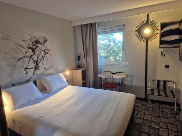 Schreibtisch, laptopgeeigneter Arbeitsplatz, Reisekinderbett