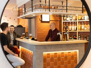 A bar area with a counter, glasses, and bottles. - Ibis Styles Lille Villeneuve d’Ascq (Villeneuve-d'Ascq)