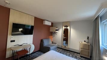 Driepersoonskamer | Een bureau, gratis wifi, beddengoed