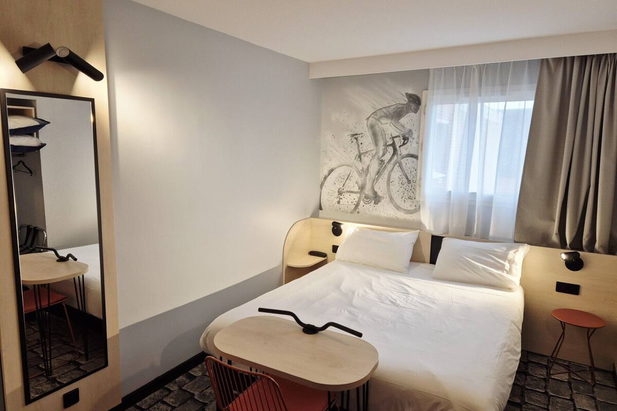 desk, free wifi, bed sheets