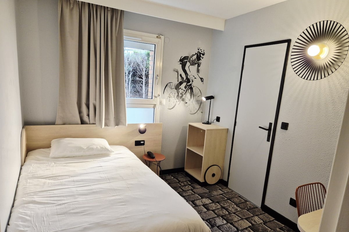 Escritorio, espacio para trabajar con laptop y cuna de viaje