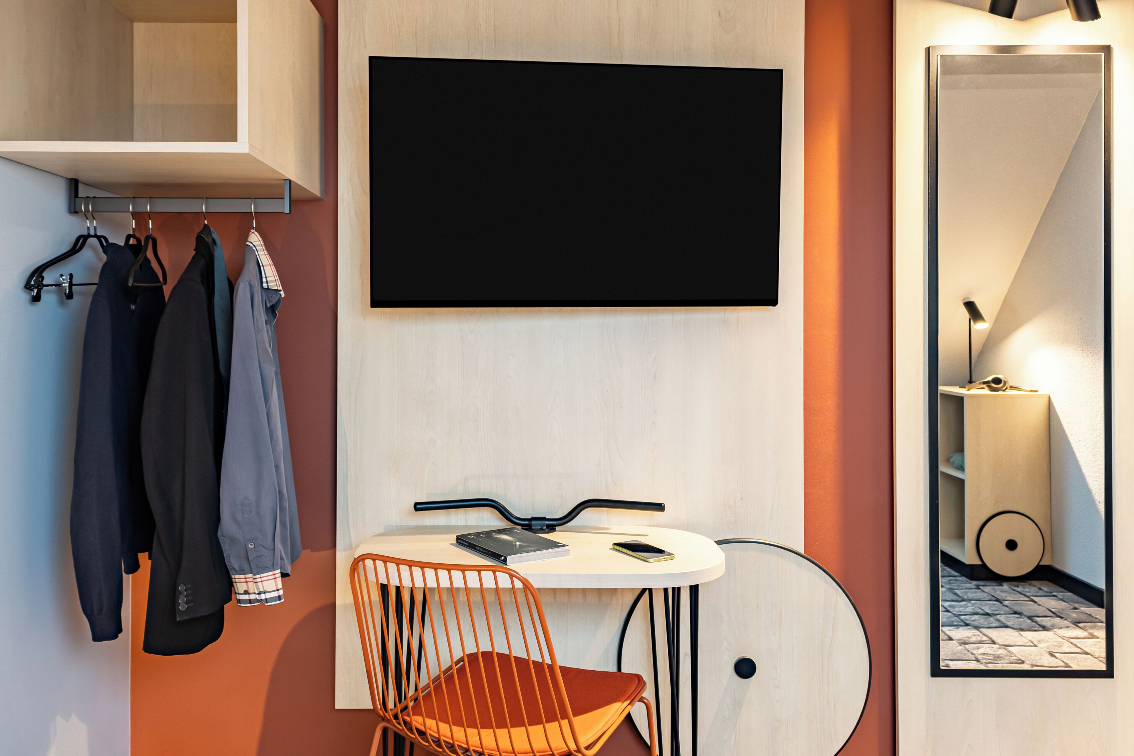 Desk, laptop workspace, travel crib, free WiFi