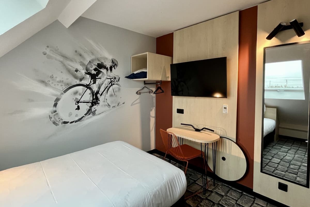 Skrivebord, skrivebord for bærbar PC og reiseseng for barn