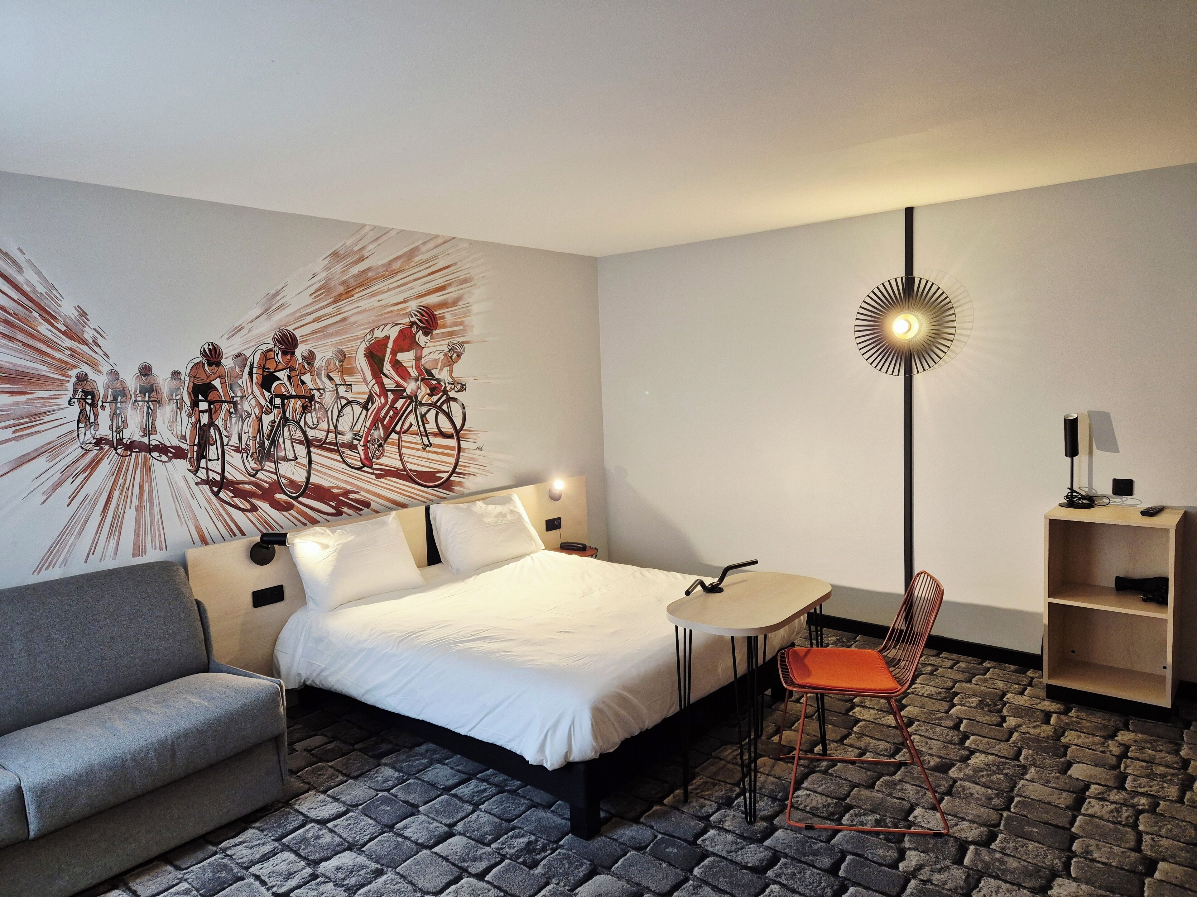 办公桌、笔记本电脑工作区、旅行婴儿床、免费 WiFi