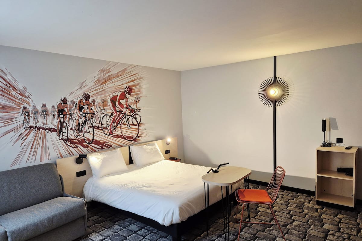 Skrivebord, skrivebord for bærbar PC og reiseseng for barn