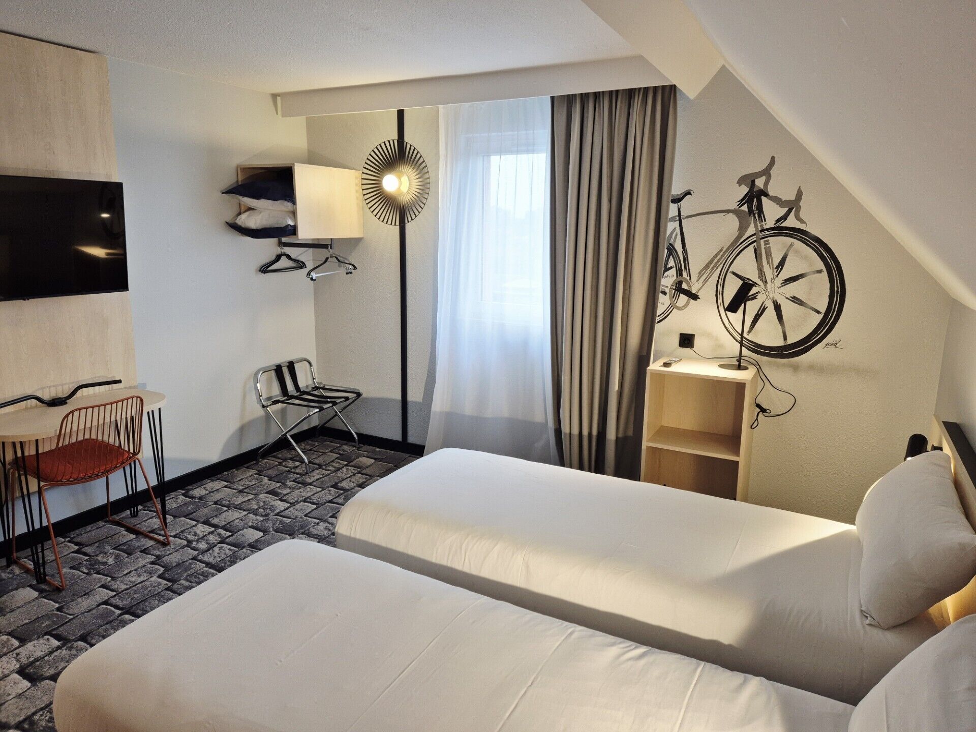 standard twin room | desk, free wifi, bed sheets