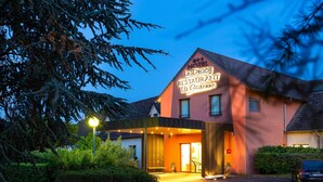 A hotel entrance with a sign reading "HOTEL Le Dracy RESTAURANT La Gareonne." - Le Dracy (Dracy-le-Fort)