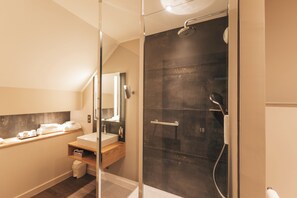 Superior Quadruple Room | Bathroom | Bathrobes, slippers, towels - Le Dracy (Dracy-le-Fort)