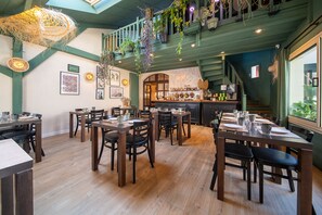 Daily buffet breakfast (EUR 13.5 per person)