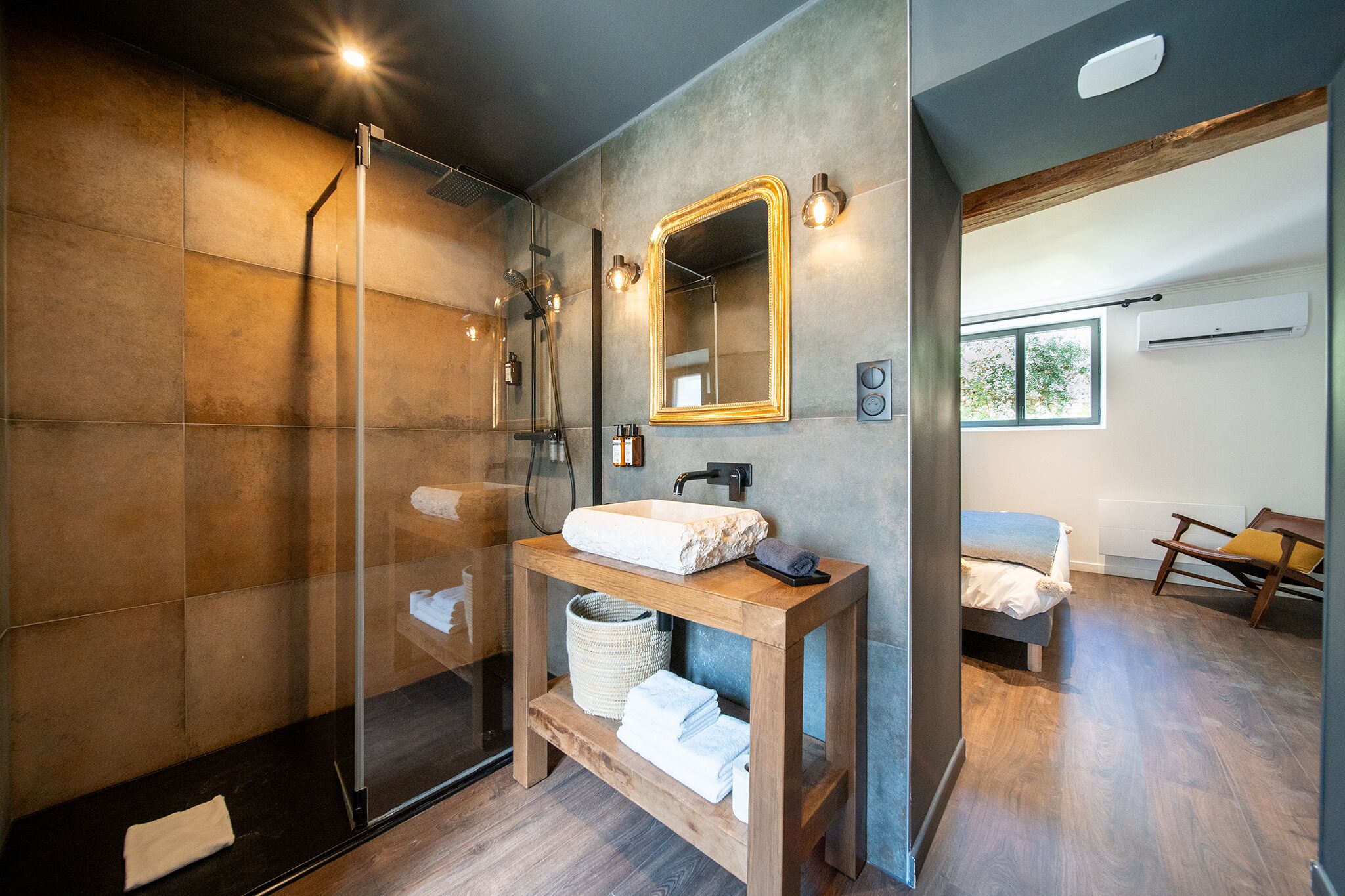 superior room | bathroom | free toiletries, hair dryer, towels
