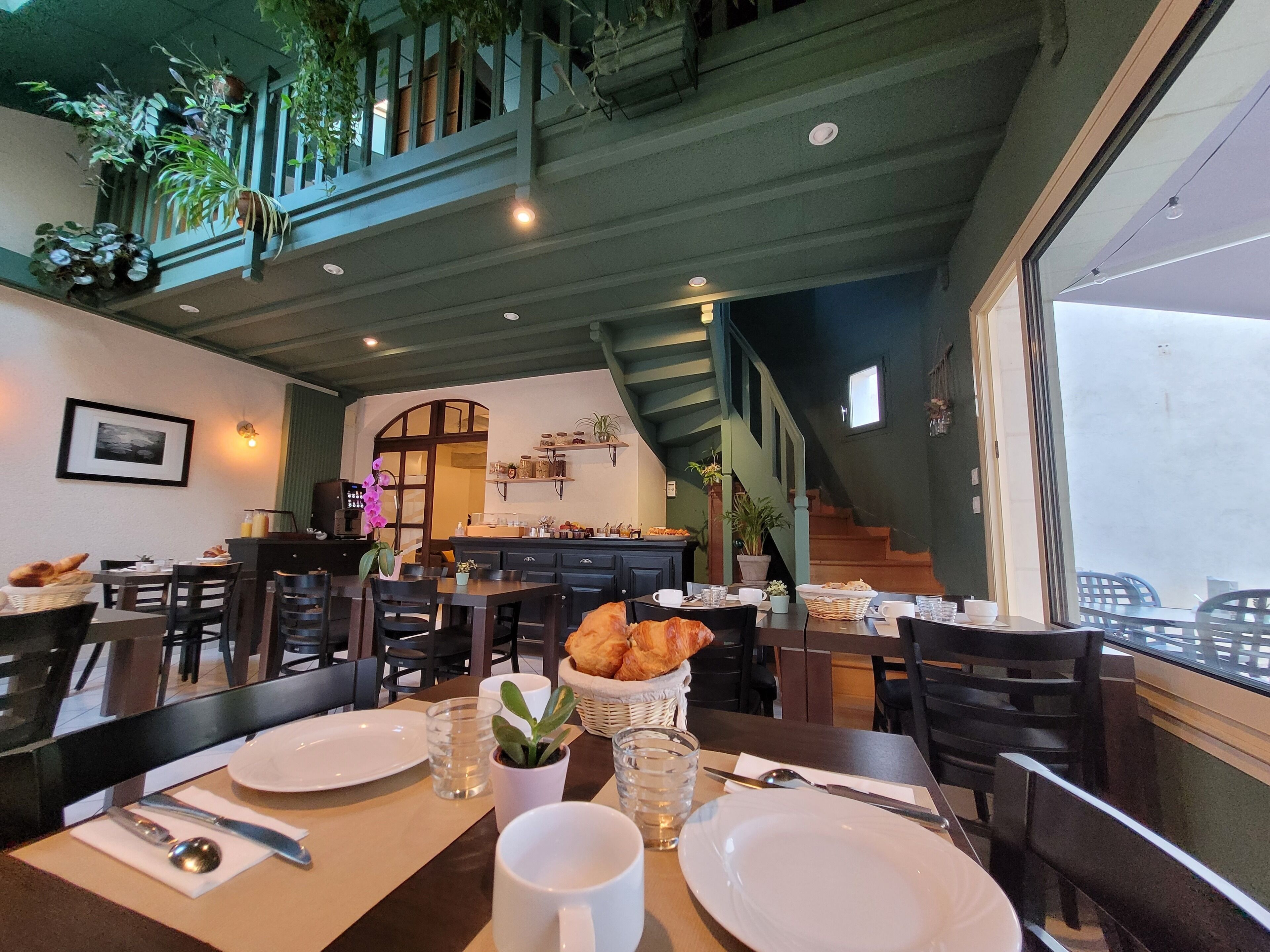 Se ofrece un desayuno bufé todos los días (13.5 EUR por persona)