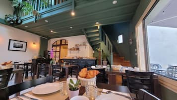 Se ofrece un desayuno bufé todos los días (13.5 EUR por persona)