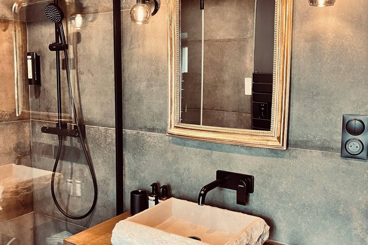 junior double room | bathroom | free toiletries, hair dryer, towels