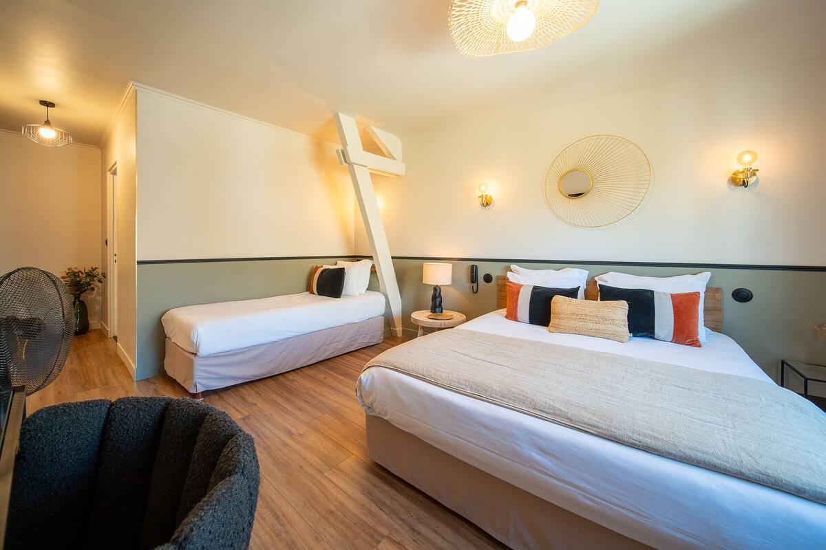 Chambre Triple Confort | 1 chambre, literie de qualité supérieure, décoration personnalisée