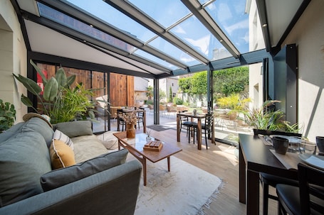 Porche. Hôtel Rive Sud