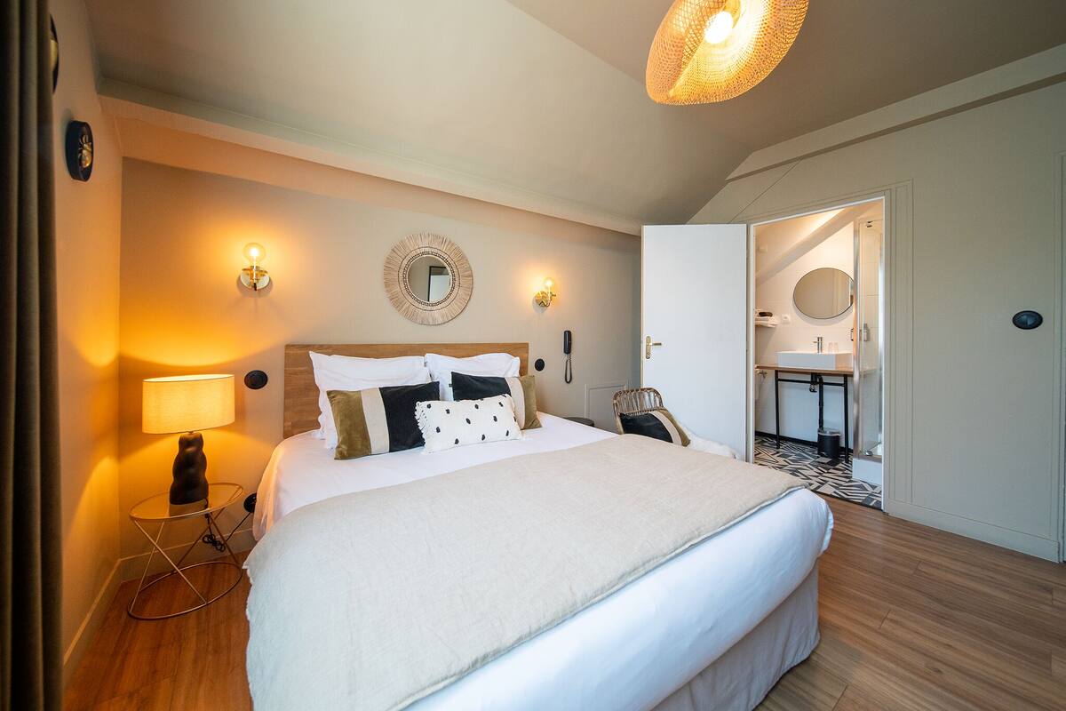 Chambre Double Standard | 1 chambre, literie de qualité supérieure, décoration personnalisée