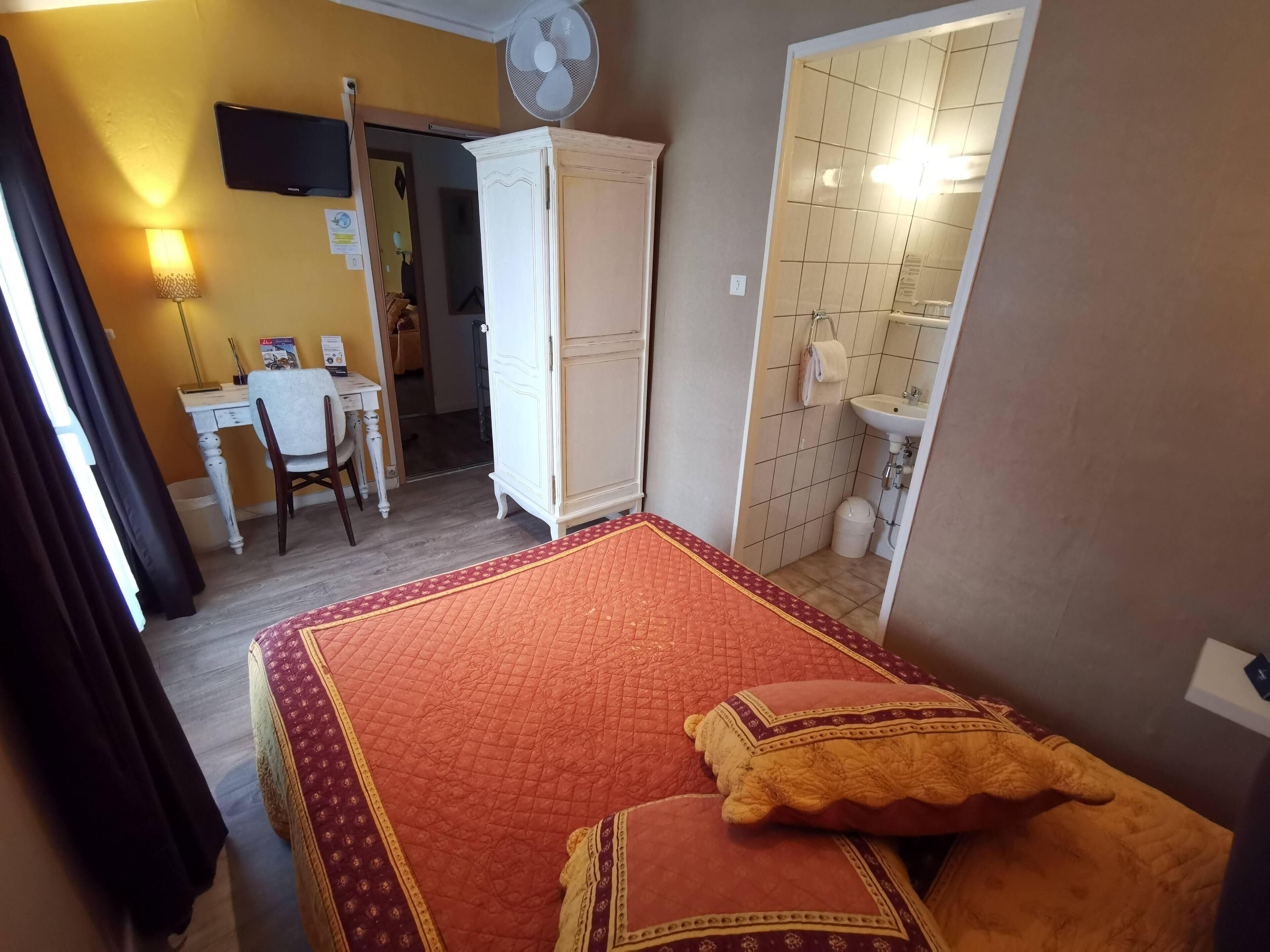 family room, 2 bedrooms, connecting rooms, garden view | desk, laptop workspace, free wifi, bed sheets