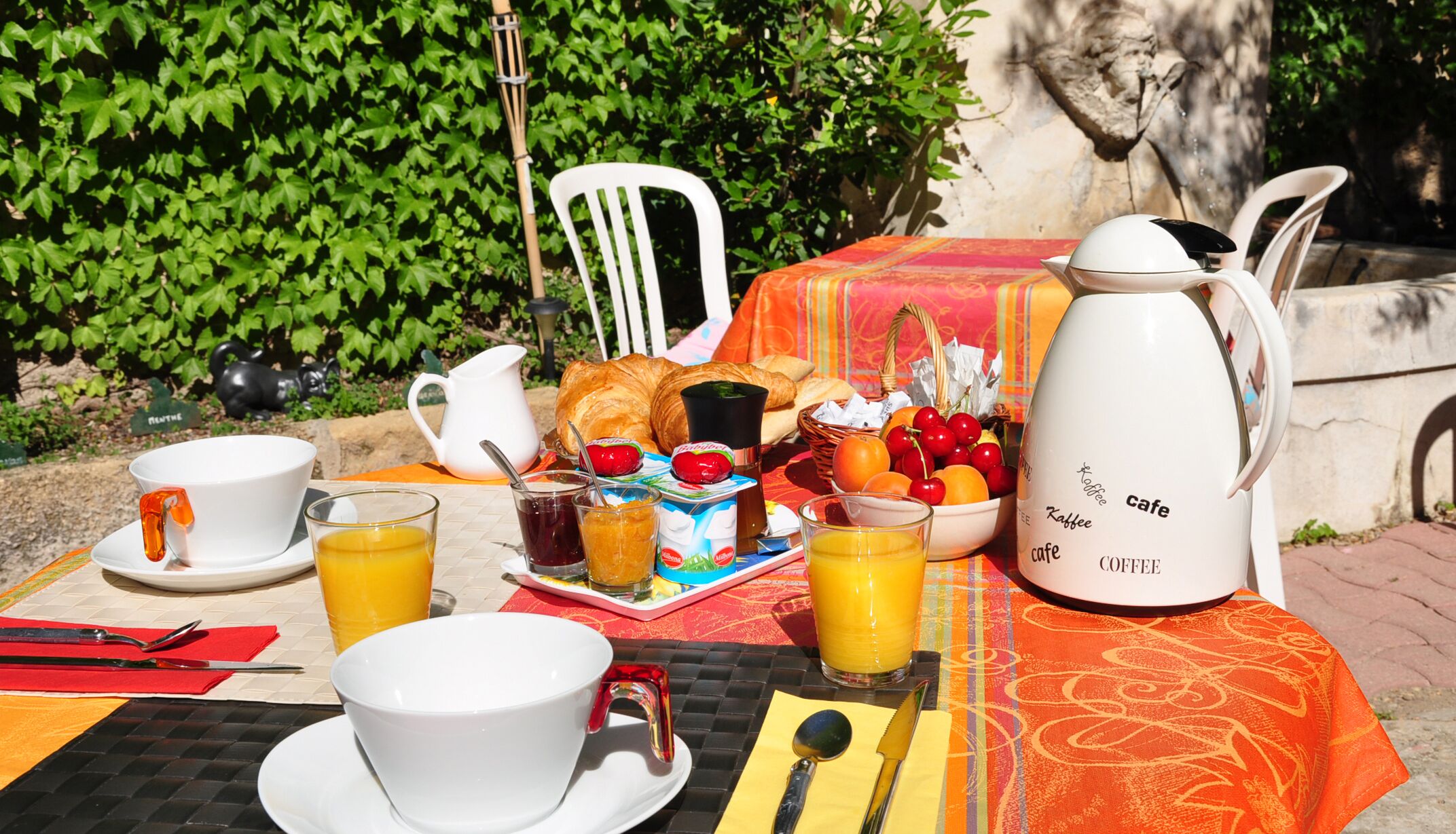 Petit déjeuner continental servi en semaine (7 EUR par personne)