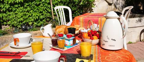 Kontinental frokost på hverdagene (EUR 7 per person)