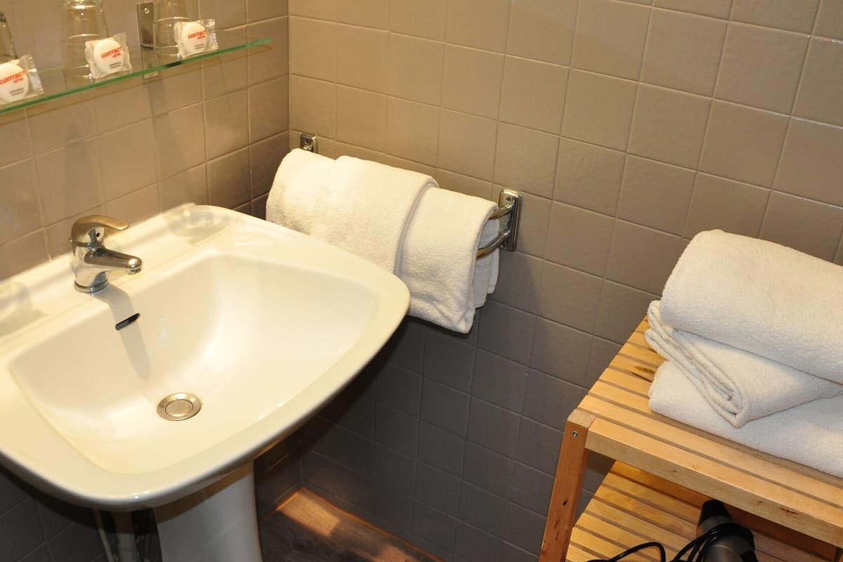 superior triple room (avec climatisation) | bathroom sink