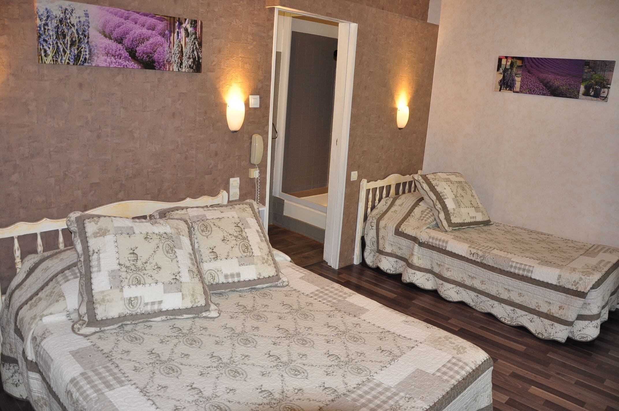 superior triple room (avec climatisation) | desk, laptop workspace, free wifi, bed sheets