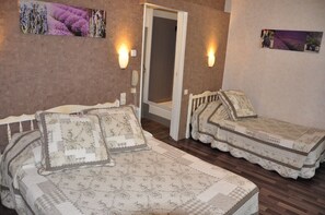 Chambre triple supérieure (avec Climatisation) | Bureau, espace de travail pour ordinateurs portables