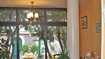 平日供應歐陸早餐 (每人 EUR7)