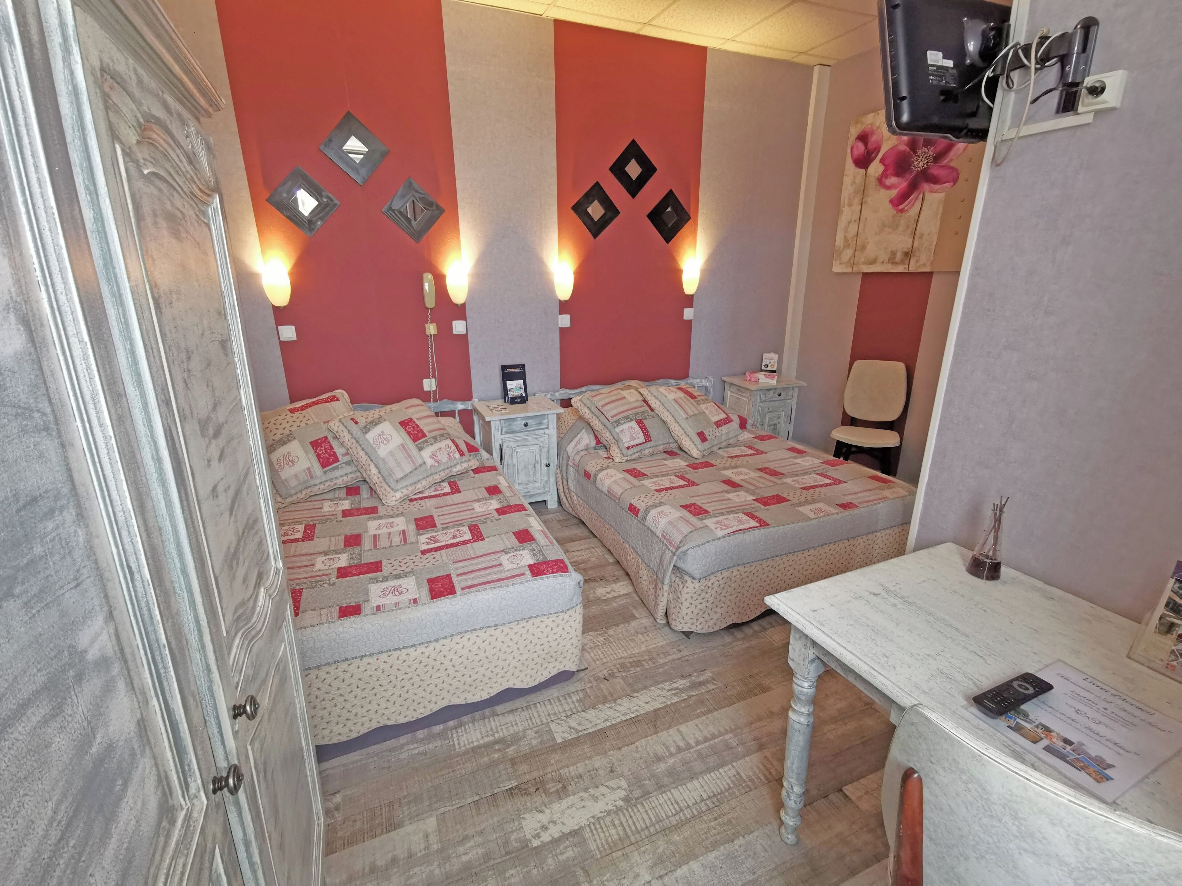 quadruple room | desk, laptop workspace, free wifi, bed sheets