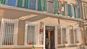 A hotel with a sign reading "Hotel Select" and a "Select" sign above the entrance. - Hôtel Select (Salon-de-Provence)