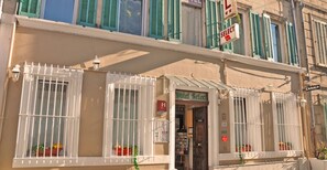 Front of property - Hôtel Select (Salon-de-Provence)