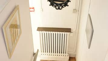 家庭客房, 2 間臥室, 相連客房, 花園景觀 | 書桌、筆電工作空間、免費無線上網、床單