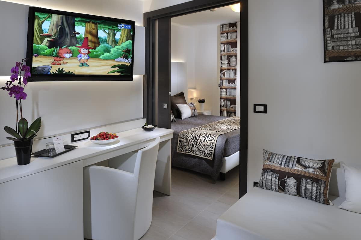 junior suite (deluxe) | select comfort beds, minibar, in-room safe, desk